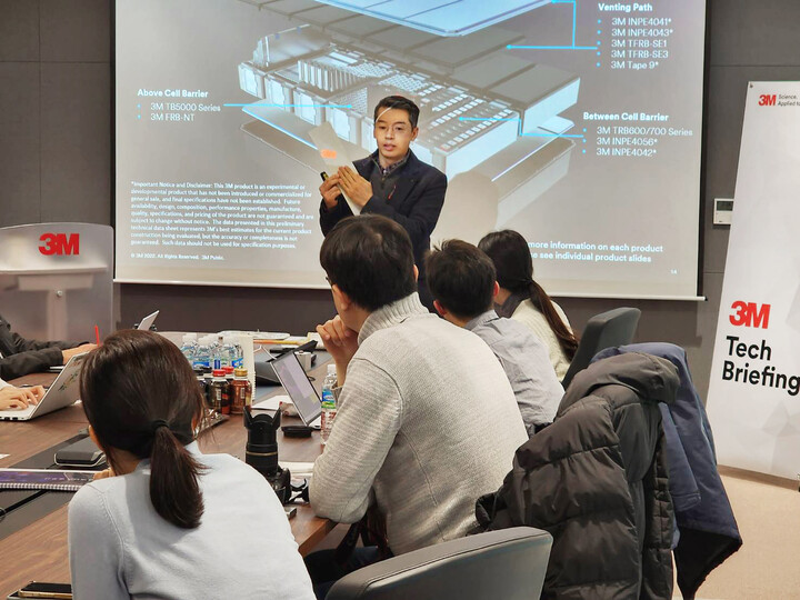 23일 오전 서울 영등포구 3M 본사에서 열린 테크 브리핑에서 주형석 3M 자동차항공우주제품부 기술연구소 팀장이 배터리셀 관련 기술에 대해 설명하고 있다. [사진=3M]