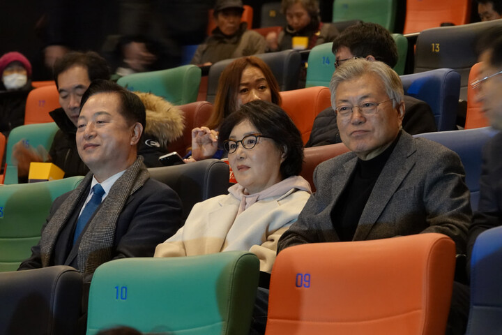 김두관 더불어민주당 의원(왼쪽부터)은 문재인 전 대통령 내외와 함께 영화 ‘길위에 김대중’을 관람하기 위해  22일 양산 증산 메가박스에 자리했다. [사진=김두관 의원실]
