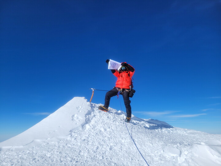 남극 최고봉 빈슨매시프(4892m) 정상에 오른 조벽래 동아대 산악회 OB 동문. [사진=동아대학교]