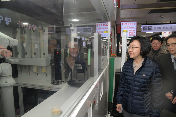 오유경 식약처 처장이 로봇 조리 음식의 자판기 판매 허용 등 신산업 활성화 지원을 위해 현장을 방문했다. [사진=식약처] 