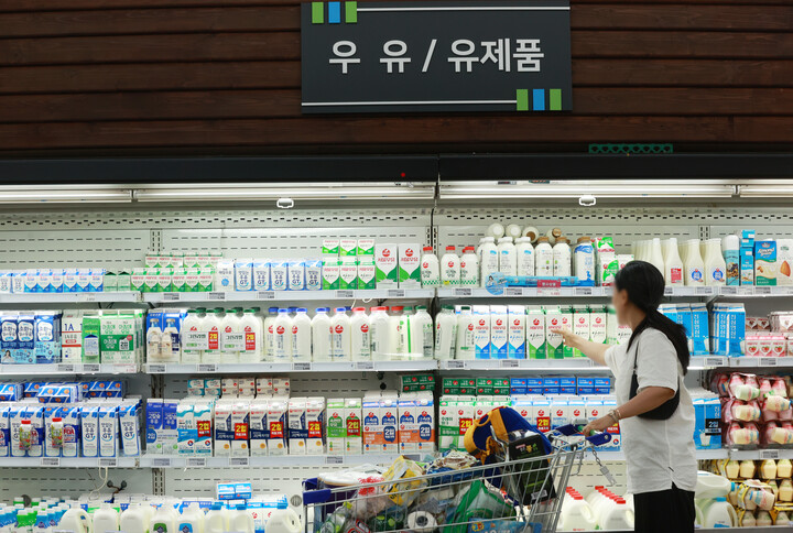서울 시내 한 마트에서 우유를 고르는 시민. [사진=연합뉴스] 