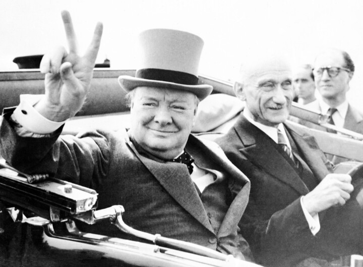 윈스턴 처칠 영국 수상이 지난 1946년 7월 14일 프랑스 메츠의 대혁명 기념일 행사에 참석해 손으로 승리의 V 사인을 보였다. [사진=연합뉴스]