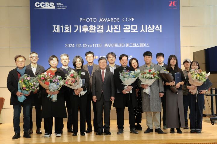 (왼쪽부터) 윤길중(입선), 석재현(CCPP 예술감독), 박이삭(입선), 임훈(후지필름일렉트로닉이미징코리아 사장), 이지연(CCPP 올해의작가상), 조세현(중구문화재단 사장), 김길성(중구청장), 박주석(한국사진학회 회장), 김철한(입선), 이성용(단사진 대리수상), 차상근(단사진),서제현(청소년), 장소영(포트폴리오-대학생), 김흥구(포트폴리오-일반), 김조안(청소년 대리수상). [사진=중구문화재단]