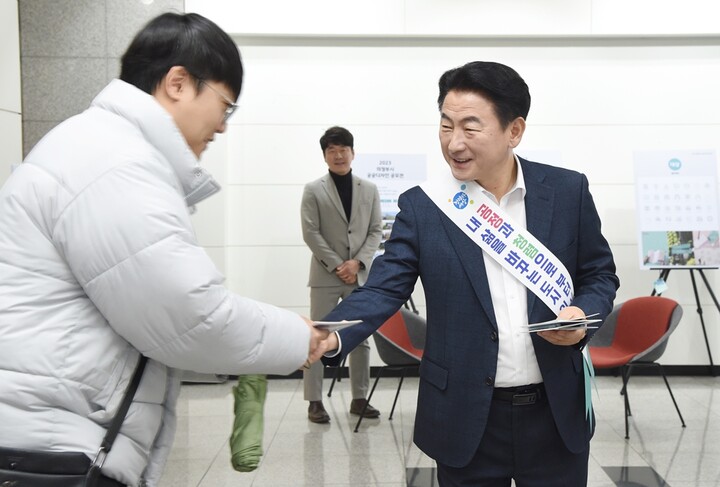 김동근 의정부시장이 2월 5일 청렴한 명절 보내기 캠페인에 참여해 출근하는 직원에게 홍보물을 배부하고 있다. [사진=의정부시]