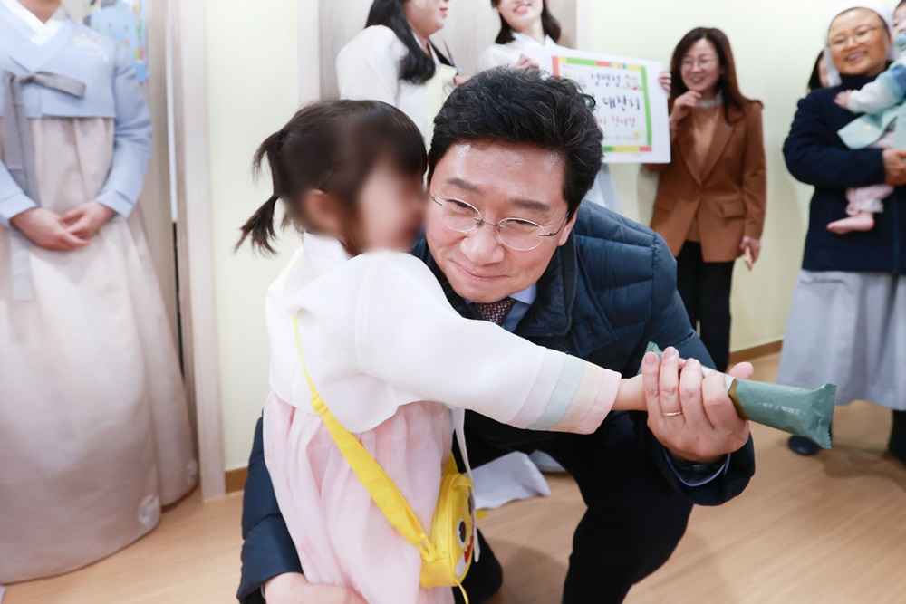 이상일 시장이 6일 오후 기흥구 상하동에 있는 한부모가족 복지시설 '생명의 집'을 방문했다. [사진=용인특례시]
