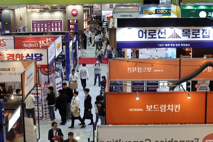 서울 코엑스에서 열린 IFS 프랜차이즈 창업박람회에서 관람객들이 부스를 둘러보고 있다. [사진=연합뉴스]
