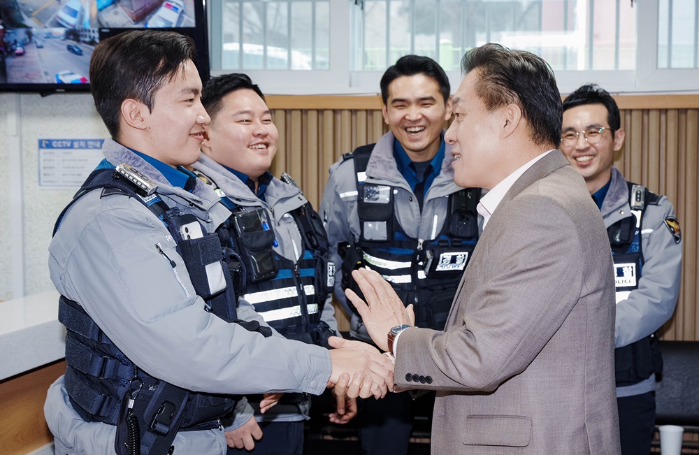 이재준 시장이 수원남부경찰서 인계지구대를 찾아 근무자들을 격려하고 있다. [사진=수원특례시]