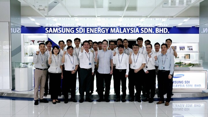 이재용 삼성전자 회장이 말레이시아 스름반 SDI 생산법인에서 현지 근무자들과 기념 사진을 촬영했다. [사진=삼성전자]