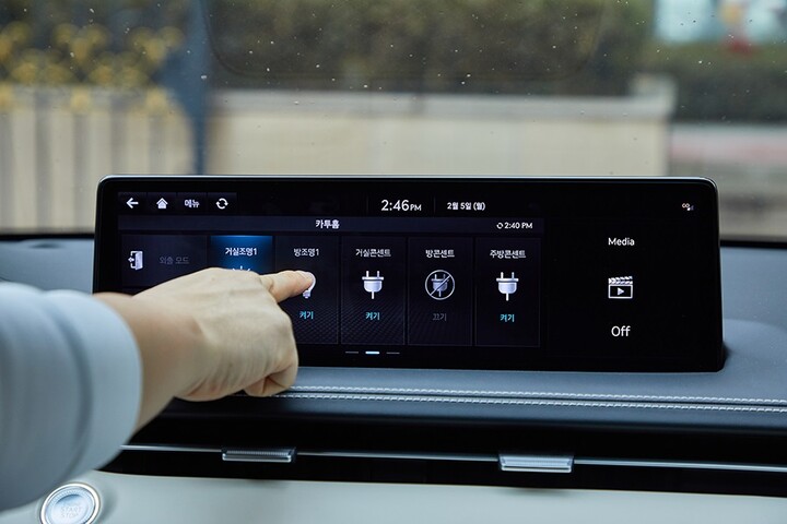 카투홈(Car-To-Home) 기능으로 차량에서 세대의 IoT를 제어하는 모습. [사진=현대오토에버]
