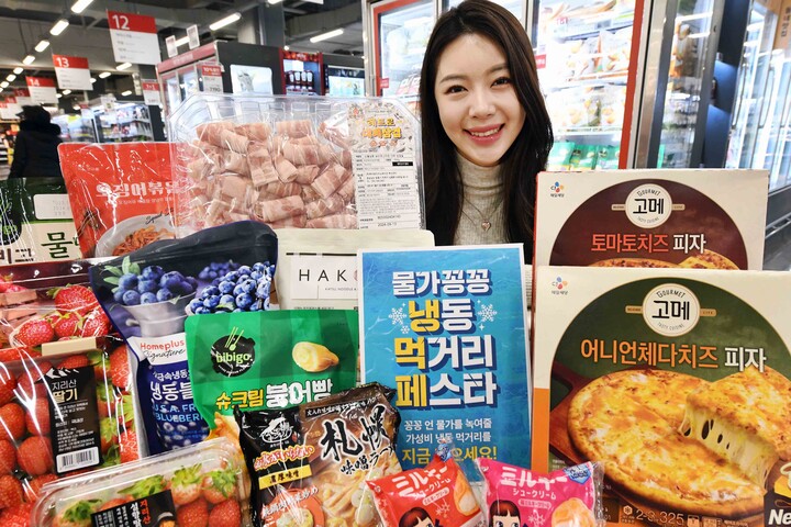 모델이 14일 서울 등촌동 ‘홈플러스 메가푸드마켓’ 강서점에서 ‘냉동 먹거리 페스타’ 행사를 소개하고 있다. [사진=홈플러스]