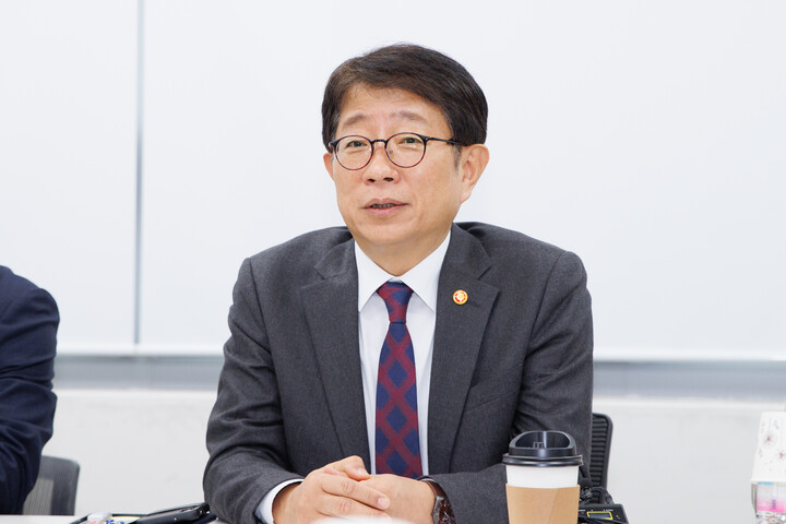 14일 열린 '국토교통개혁 TF' 킥오프 회의에서 박상우 장관이 발언에 나서고 있다. [사진=국토부]
