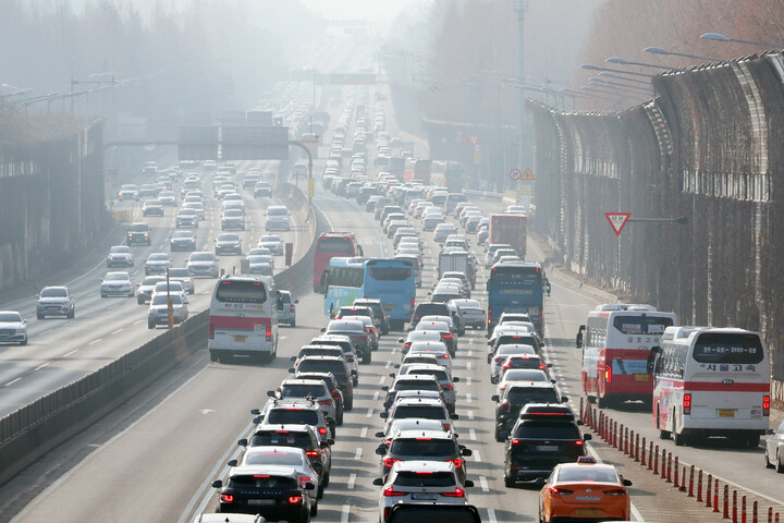 설날인 지난 10일 경부고속도로 서울 잠원IC 인근 하행선이 정체를 빚고 있다. [사진=연합뉴스]