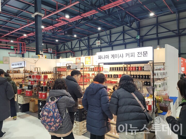 ’2024 서울 카페&베이커리페어’가 15일 서울 세텍(SETEC)에서 개최됐다. 커피전문 부스를 둘러보는 관람객들. [사진=김종효 기자]
