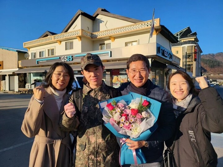 김학용 의원이 지난해 11월 아들 김판기군의 만기 전역일에 가족들과 기념 촬영을 하고 있다. [사진=김학용 의원실]