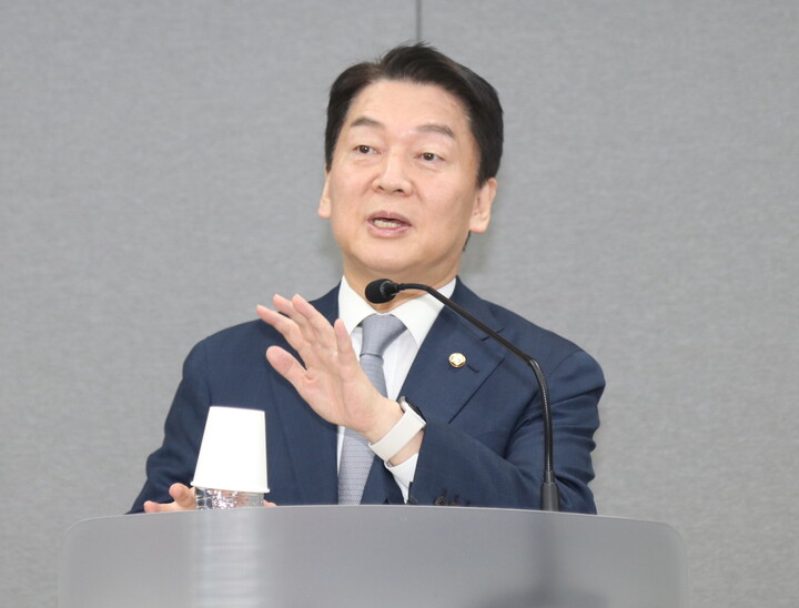 안철수 국민의힘 의원은 16일 SBS 김태현의 정치쇼 전화인터뷰에서 총선 관련 이슈들에 대해 발언했다. [사진=안철수 의원실]