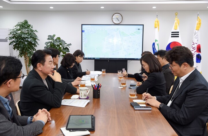 김동근 의정부시장이 2월 20일 시장실에서 ㈜시지바이오 유현승 대표 등과 바이오산업 육성을 위한 협력 방안에 대해 논의하고 있다. [사진=의정부시]