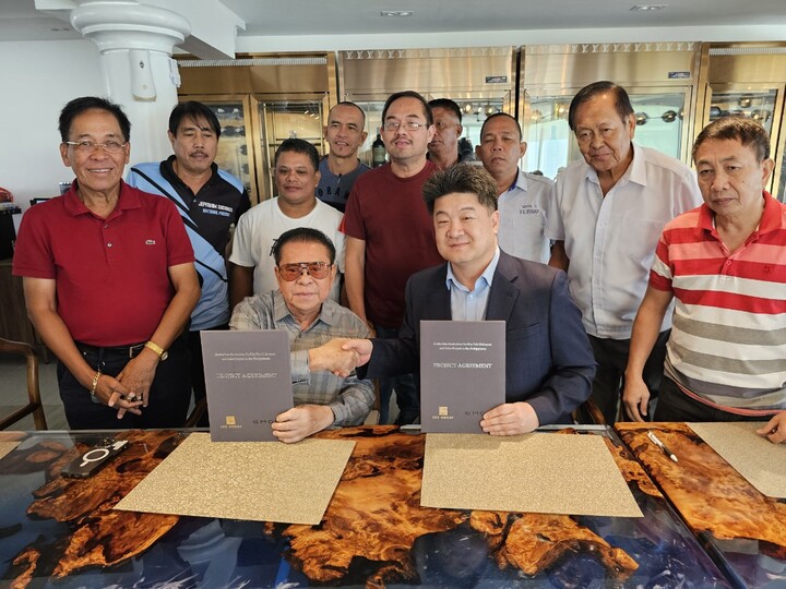 주영진 이엠온 대표(가운데 오른쪽)이 필리핀 LCS그룹과 본계약을 체결했다. [사진=이엠온]