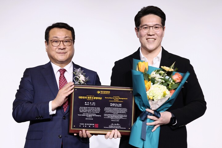 신혜성 와디즈 대표(오른쪽)가 한국경영학회 주최 최우수경영대상을 수상하고 있다. [사진=와디즈]