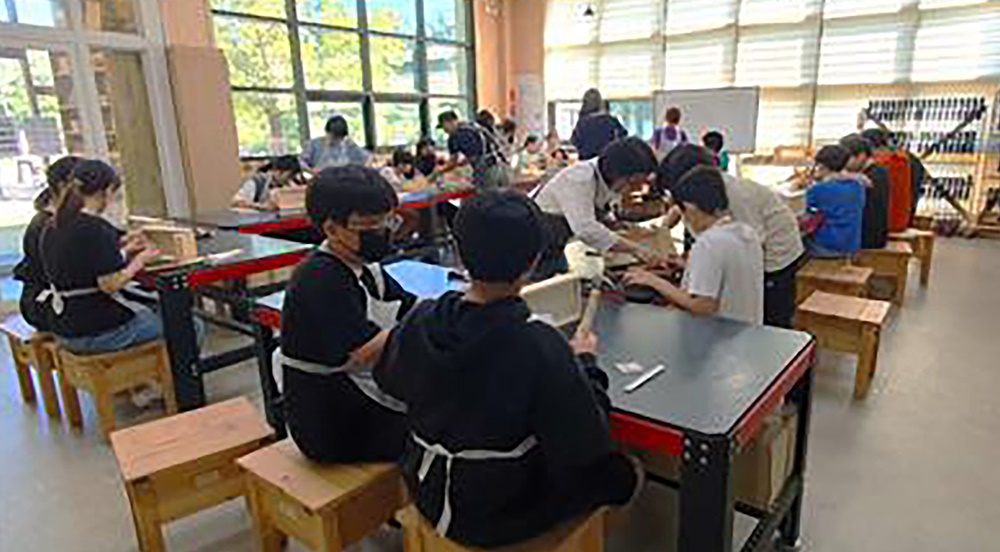 성남시 식물원 내 목공체험장에서 '다용도 수납함'을 만들고 있는 초등학생들. [사진=성남시]