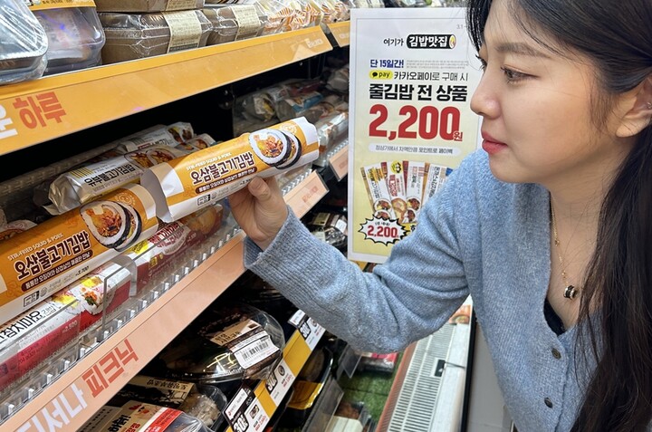 이마트24 매장에서 고객이 김밥을 살펴보고 있다. [사진=이마트24]