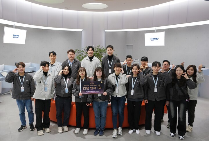 삼성강남 서비스센터 엔지니어들이 '2024 한국에서 가장 존경받는 기업' 1위 수상 기념 촬영에 나섰다. [사진=삼성전자]