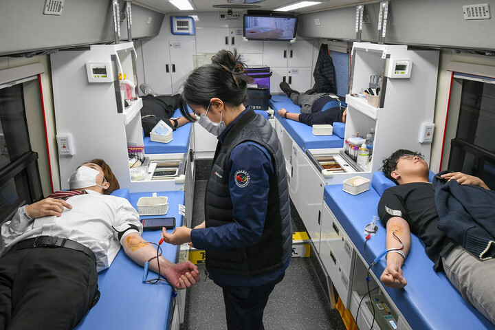현대모비스 직원들이 2월 진행된 헌혈 캠페인에 참여해 생명 나눔을 실천하고 있다. [사진=현대모비스]
