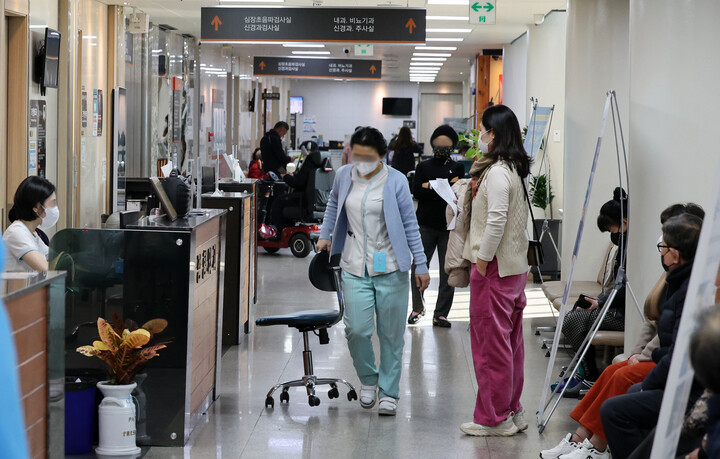 정부의 의대 정원 증원 정책에 반발한 전공의들의 사직 사태가 이어지고 있는 26일 광주 서구 한 2차 병원이 진료받으려는 환자들로 붐비고 있다. [사진=연합뉴스]