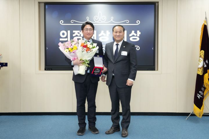 중랑구의회 고강섭 의원(왼쪽)이 지난 21일 서울시구의회의장협의회 의정대상을 수상하고 기념사진을 찍고 있다. [사진=중랑구의회]