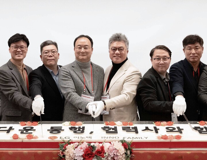 문혁수 LG이노텍 대표(왼쪽에서 세번째)가 22일 서울 마곡 LG사이언스파크에서 열린 ‘2024 동반성장 상생데이’에서 주재철 ㈜에이피텍 협력사 대표(왼쪽에서 네번째) 등과 함께 떡케이크를 자르고 있다. [사진=LG이노텍]