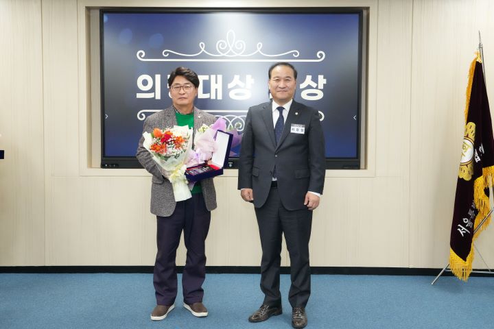 중랑구의회 한성수 의원(왼쪽)이 지난 21일 서울시구의회의장협의회 의정대상을 수상하고 기념사진을 찍고 있다. [사진=중랑구의회]
