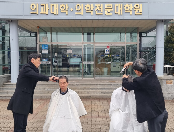 ‘의대 증원 반발’ 삭발하는 의대 교수들. [사진=연합뉴스]