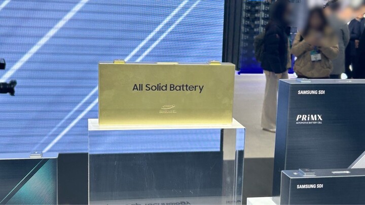 삼성SDI가 선보인 전고체 배터리 모형. [사진=김덕형 기자]