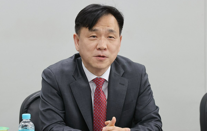 강도현 차관이 6일 강변테크노마트를 찾고 단통법 폐지에 대해 발언하고 있다. [사진=연합뉴스]