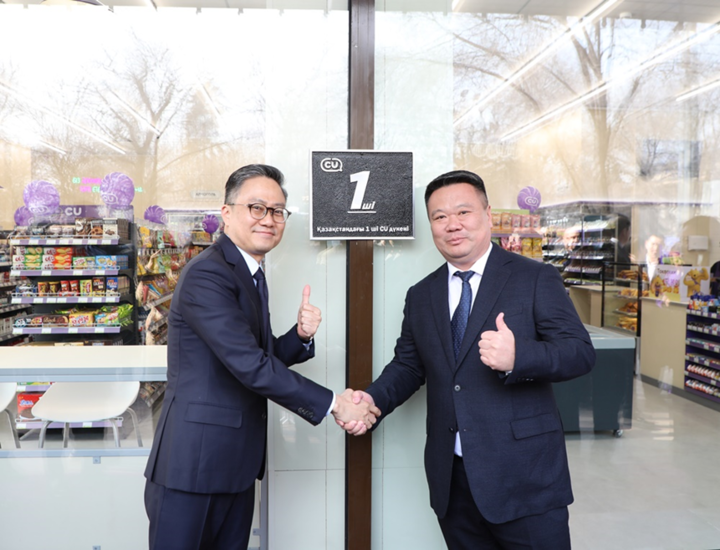 (왼쪽부터) 홍정국 BGF리테일 부회장과 안드레이 신 Shin-Line 대표가 CU 카자흐스탄 1호점 앞에서 열린 오픈식에서 기념 촬영을 하고 있다. [사진=BGF리테일]