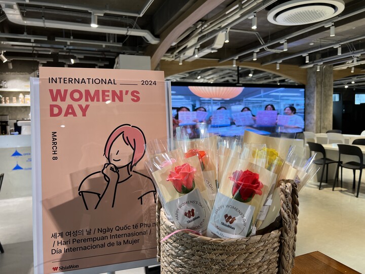 신원이 '세계 여성의 날' 맞아 직원 증정용으로 준비한 장미 꽃. [사진=신원]