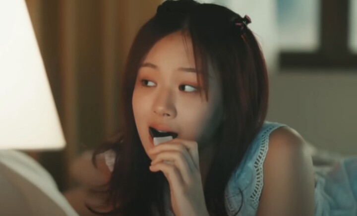 ‘밤양갱’ 뮤직비디오 속 비비가 밤양갱을 한입 베어 물고 있다. [사진=유튜브 채널 ‘BIBI’]
