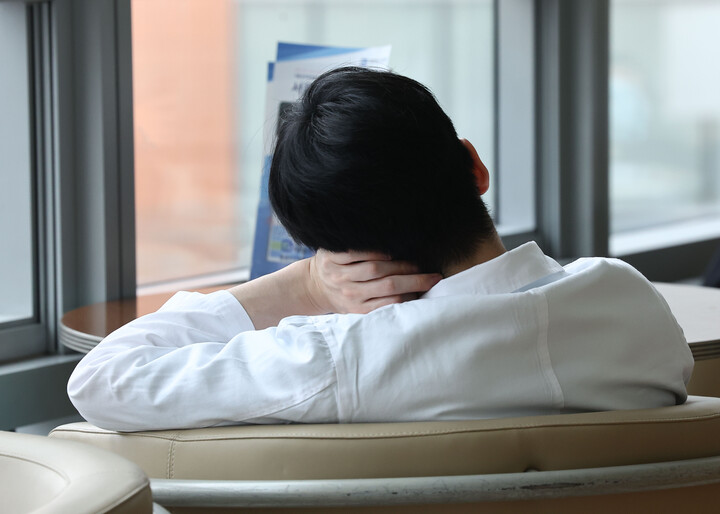 이른바 ‘빅5’ 병원의 전공의들이 집단으로 사직서를 제출한 가운데 2월 19일 서울의 한 대학병원에서 한 의사가 잠시 휴식을 취하고 있다. [사진=연합뉴스]