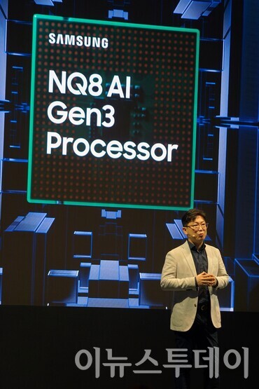 용석우 사장이 AI 기술 반영을 통한 제품 혁신에 대해 발표하고 있다.