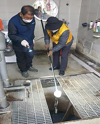 성남지역 한 공동주택 지하 집수정에 모기 유충이 있는지 확인 작업 중인 모습. [사진=성남시]