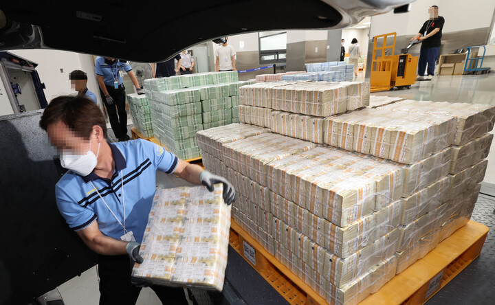 19일 서울 중구 한국은행 화폐수납장에서 관계자들이 추석 화폐 공급을 하고 있다. [사진=공동취재단]