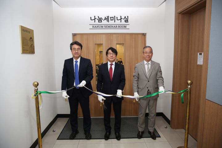 (왼쪽부터) 정욱 경영대학 학장, 권익현 교수, 윤재웅 총장. [사진=동국대]