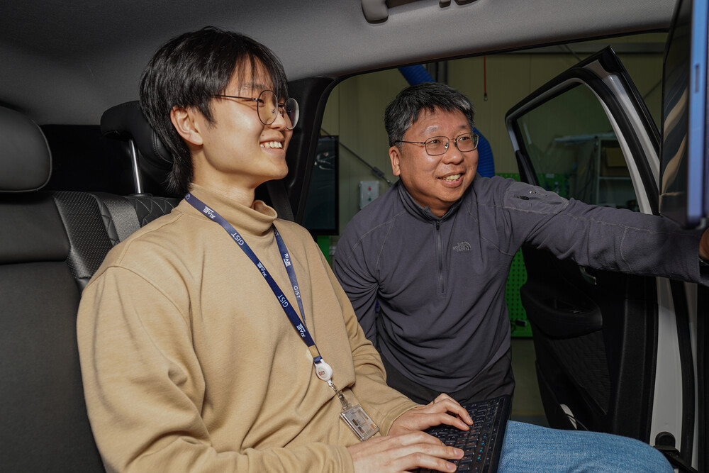 이용구 기계공학부 교수(오른쪽)와 신건우 AI대학원 석사과정생. [사진=GIST]