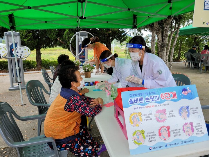 농촌재능나눔활동지원사업에 참여한 단체가 의료 봉사활동을 하고 있다. [사진=농어촌공사]