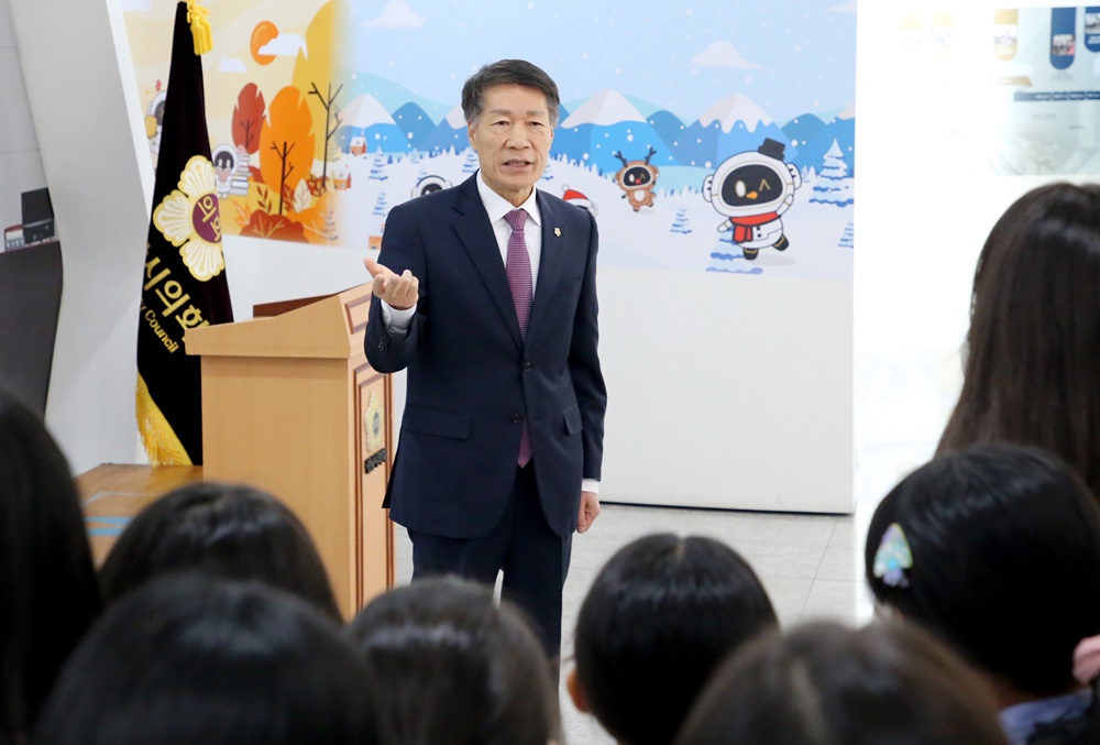18일 김장권 의원이 성남시의회 홍보관 단체견학에 참여 중인 초림초등학교 학생들에게 환영인사를 하고 있다. [사진=성남시의회]