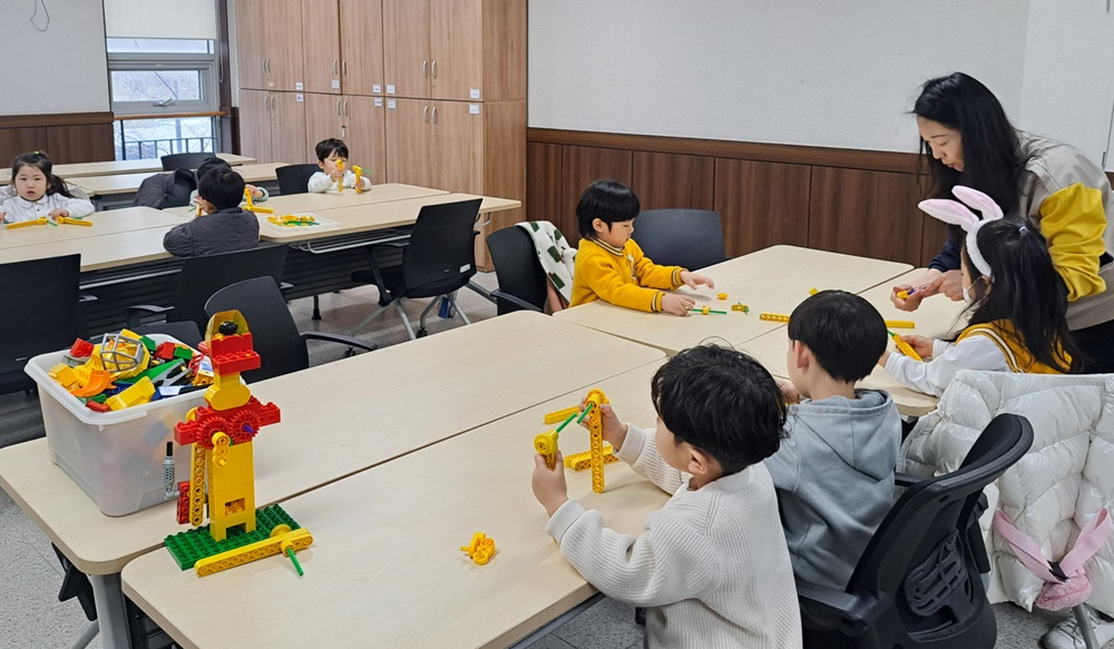 기흥구 동백2동 주민자치센터의 창의과학 강좌에 어린이들이 참여하고 있다. [사진=용인특례시]