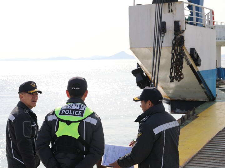목포해경이 송공선착장에서 여객선 안전점검을 실시 중이다.[사진=전남 목포해양경찰서]