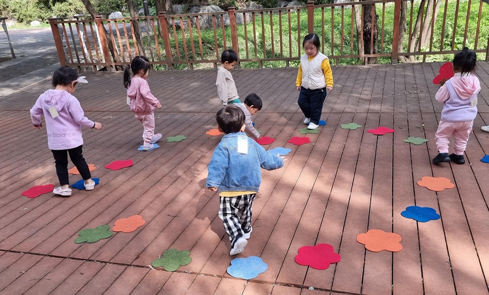 성남지역 어린이집 원아들이 판교숯내저류지에서 개미페로몬 놀이를 하고 있다. [사진=성남시]