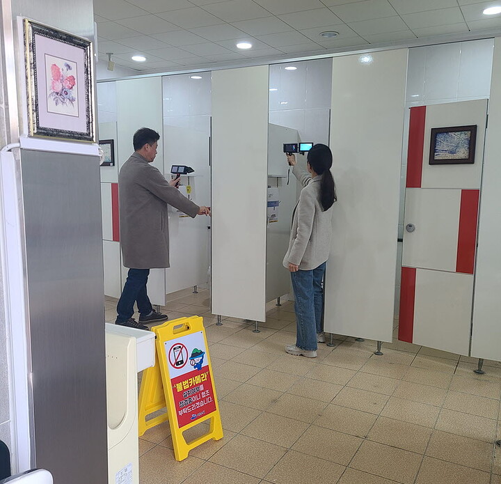 전남 여수시가 주요 관광지 공중화장실에서 불법카메라 여부를 점검하고 있다. [사진=여수시]
