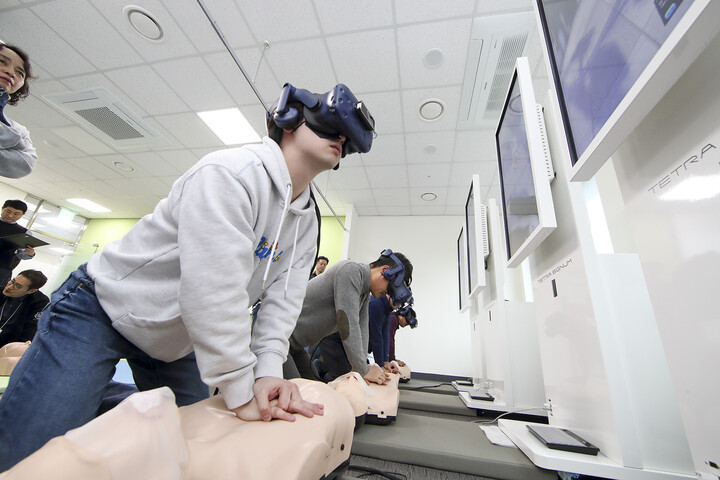 KT가 CPR 교육에 VR을 활용해 차별화된 안전보건 역량 확보에 나섰다. [사진=KT]