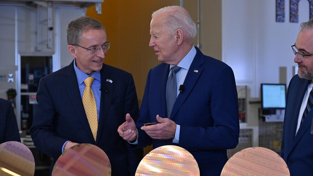 조 바이든 미국 대통령이 팻 겔싱어 인텔 CEO와 대화를 나누고 있다. [사진=인텔]